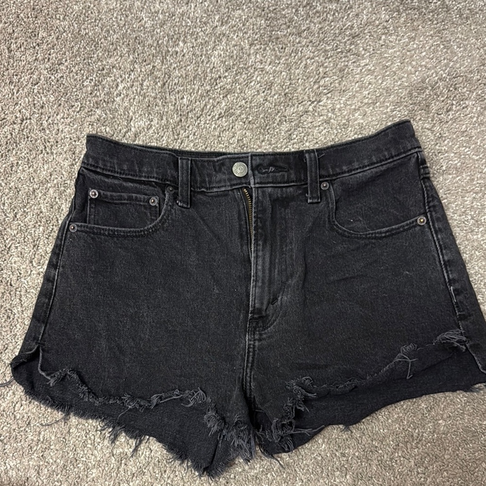 Abercrombie “the mom short high rise” size 4 (27) women’s. New with out tags.
